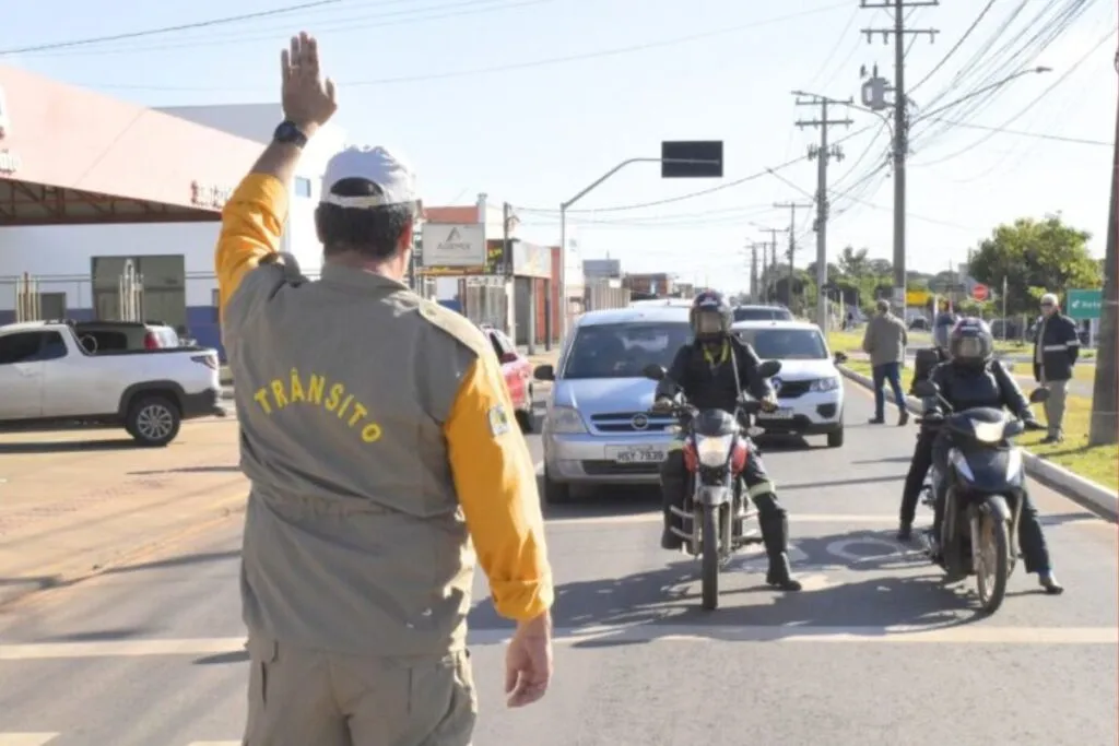 Agente de trânsito durante interdição.