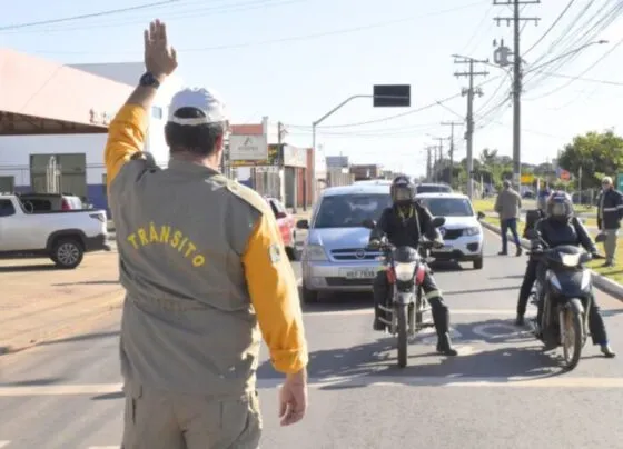 Agente de trânsito durante interdição.