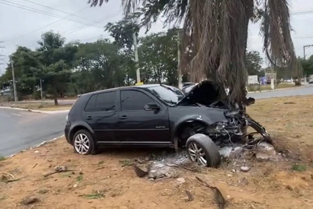 Carro fica completamente destruído após colidir com árvore em Cuiabá. (Foto: Nathan Goulart/ TVCA)