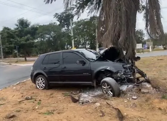 Carro fica completamente destruído após colidir com árvore em Cuiabá. (Foto: Nathan Goulart/ TVCA)