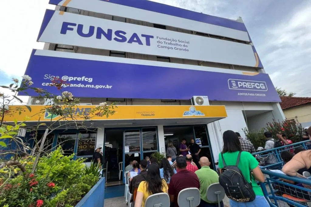 Trabalhadores em frente ao prédio da Funsat (Foto: Divulgação/Prefeitura)