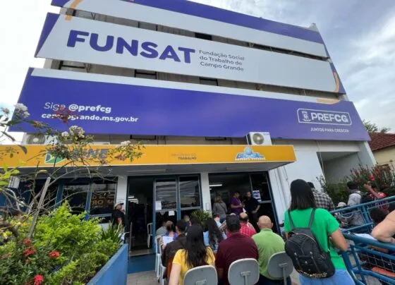 Trabalhadores em frente ao prédio da Funsat (Foto: Divulgação/Prefeitura)