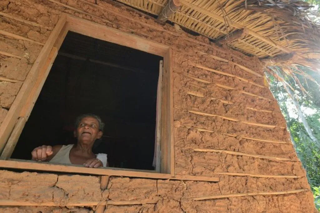 integrante de comunidade quilombola na janela de casa