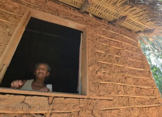 integrante de comunidade quilombola na janela de casa