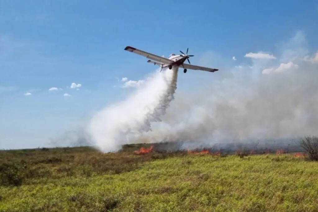 Avião combate incêndio no Pantanal