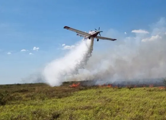 Avião combate incêndio no Pantanal