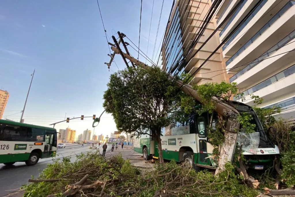 Foto acidente onibus Av CPA Cuiaba 2