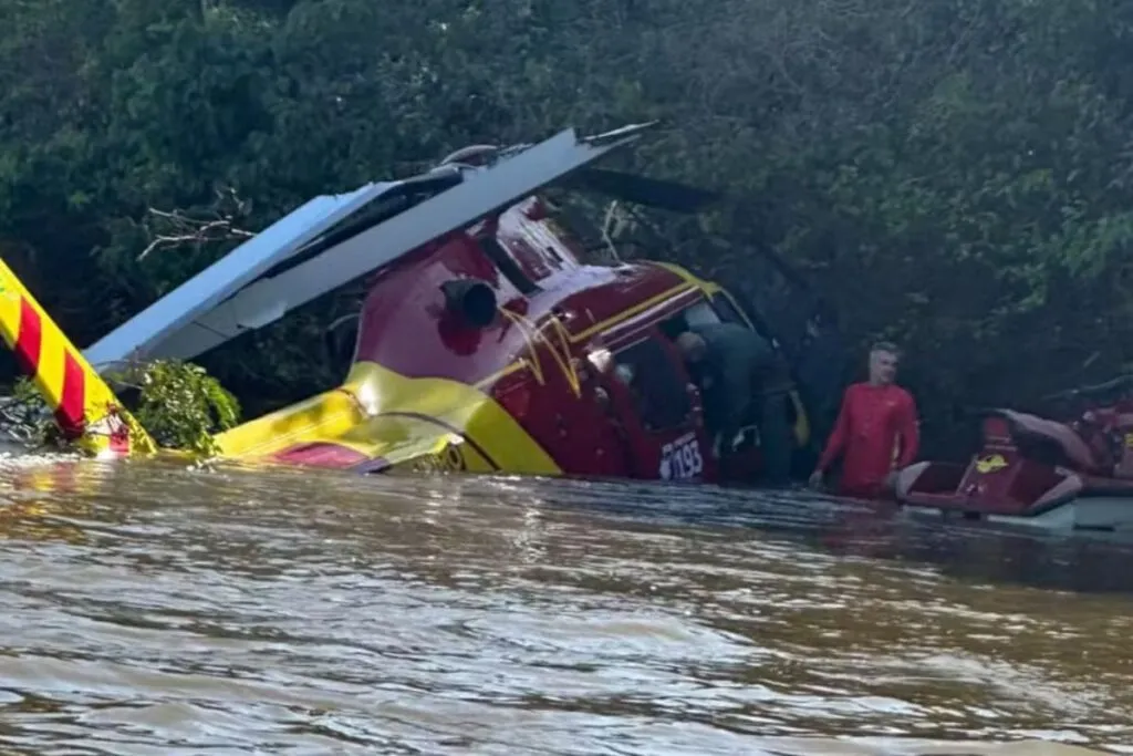 Helicóptero dos bombeiros faz pouso forçado no Rio Araguaia, em Goiás. (Foto: Divulgação/Corpo de Bombeiros)