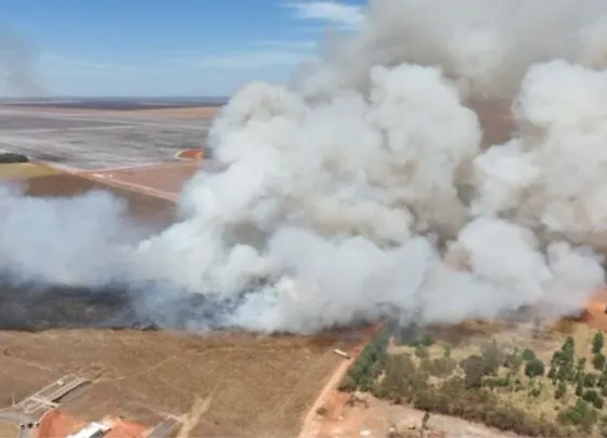 Chamas queimam área de loteamento do bairro, do tamanho equivalente a um campo de futebol. (Foto: Captura de tela/ Willian Tessaro)