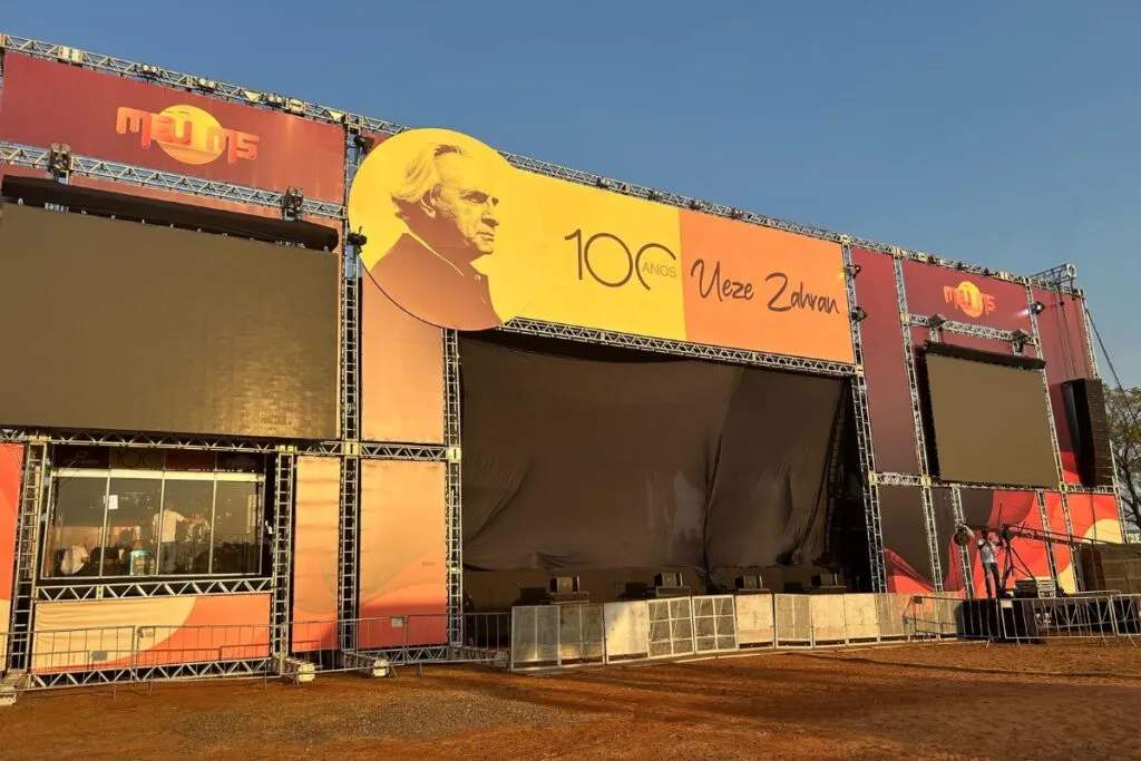 Palco do show 100 Anos Ueze Zahran no Parque de Exposições Laucídio Coelho, em Campo Grande (Foto: Geisy Garnes)