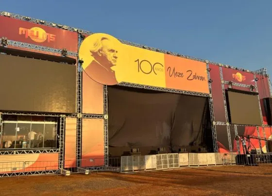 Palco do show 100 Anos Ueze Zahran no Parque de Exposições Laucídio Coelho, em Campo Grande (Foto: Geisy Garnes)