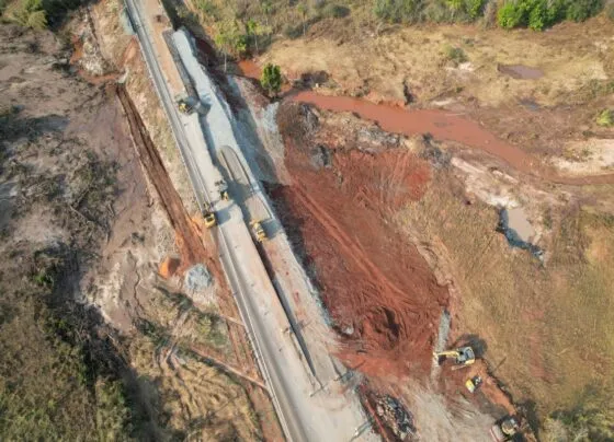 Obras na BR-163 em trecho afetado pelo rompimento da braagem (Foto:Divulgação/CCR)