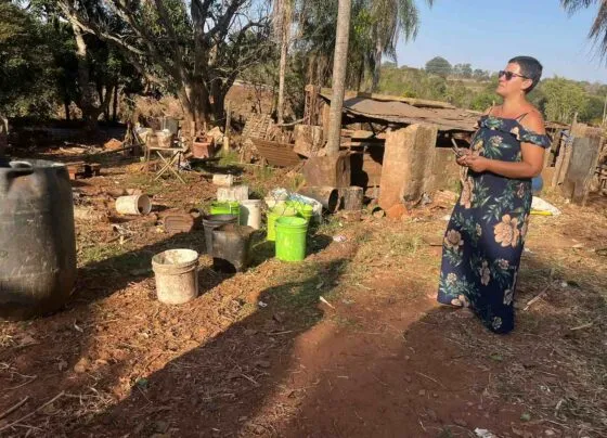 Gabriele na propriedade da família, em Jaraguari; local foi afetado por rompimento de barragem no Nasa Park (Foto: Vinícius Souza)