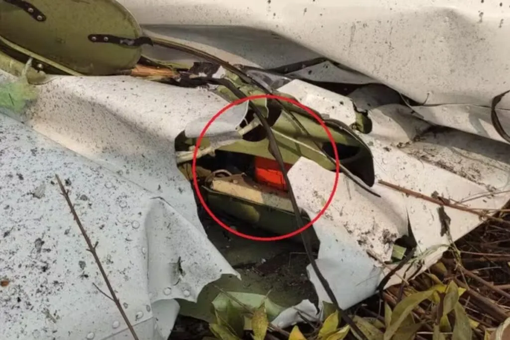 Foto mostra caixa-preta de avião em meio a destroços de avião que caiu em MT, circulada em vermelho.