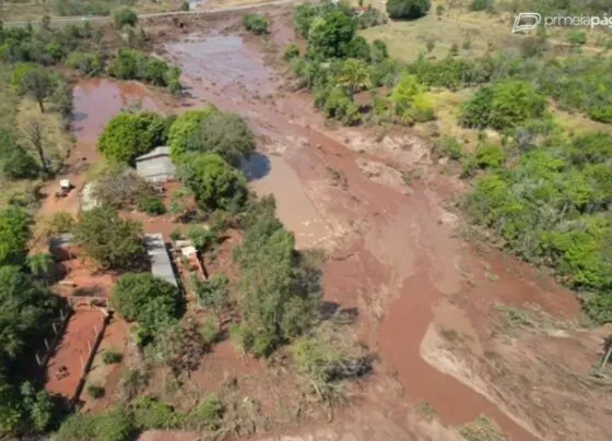 Imagem de drone mostra cenário devastador após rompimento de barragem de represa do loteamento Nasa Park, na BR-163, entre Campo Grande e Jaraguari (Foto: Fábio Rodrigues)