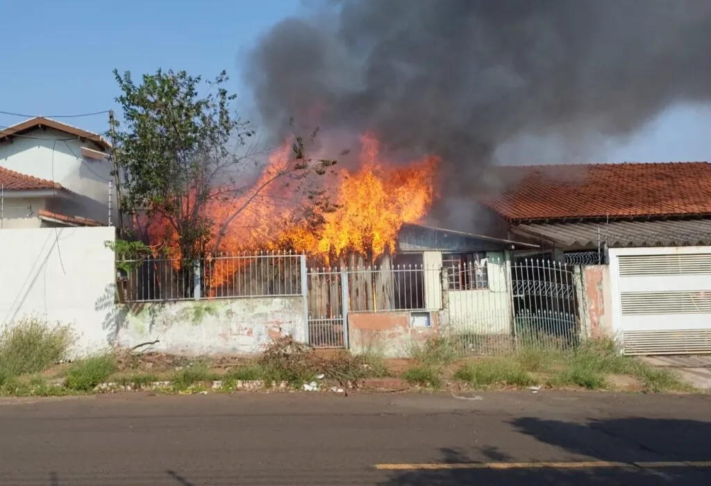 Casa de madeira pegando fogo em Campo Grande; incêndio foi nesta segunda (Foto: José Aparecido)