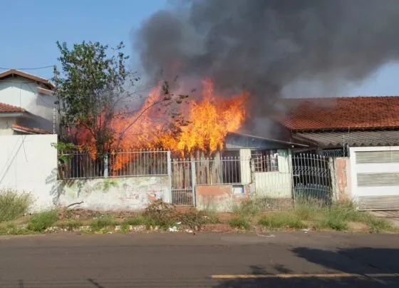 Casa de madeira pegando fogo em Campo Grande; incêndio foi nesta segunda (Foto: José Aparecido)