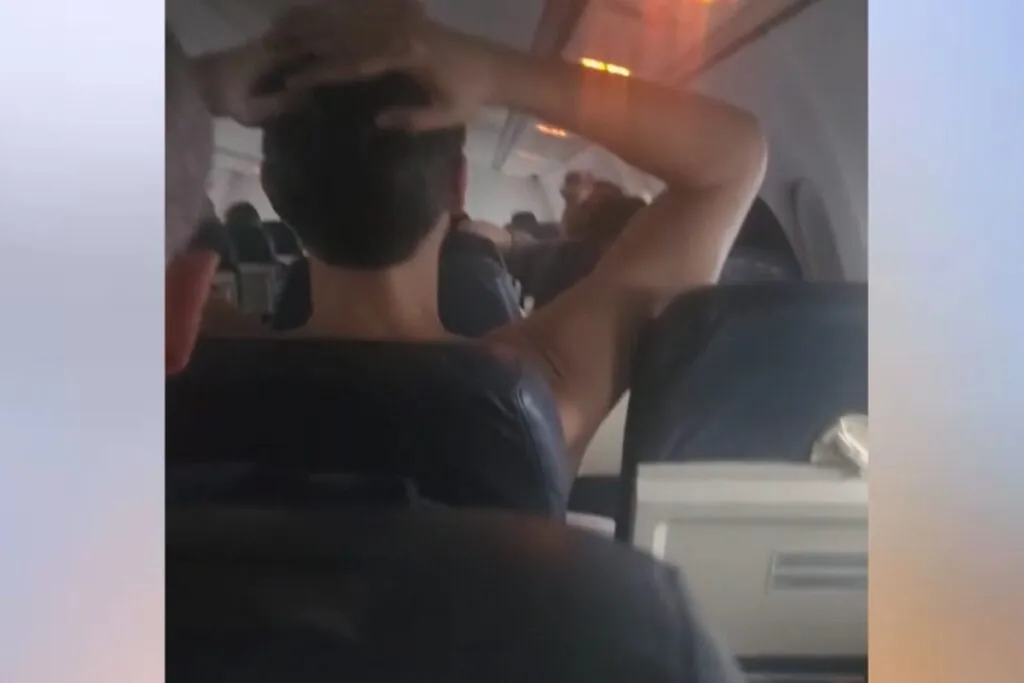 Homem sem camisa dentro de avião sem ar condicionado (Foto: Reprodução/Instagram)