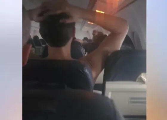 Homem sem camisa dentro de avião sem ar condicionado (Foto: Reprodução/Instagram)