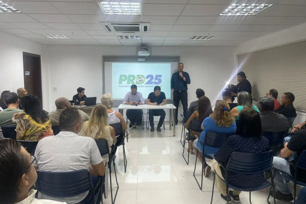 Convenção do PRD decide retirar candidatura de Prof. André Luís (em pé com microfone) à prefeitura de Campo Grande (Foto: Ingrid Rocha)