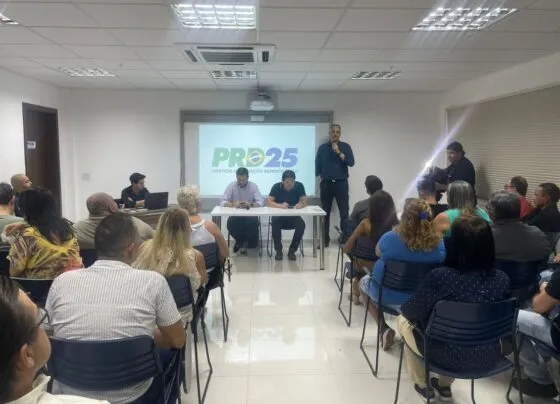 Convenção do PRD decide retirar candidatura de Prof. André Luís (em pé com microfone) à prefeitura de Campo Grande (Foto: Ingrid Rocha)