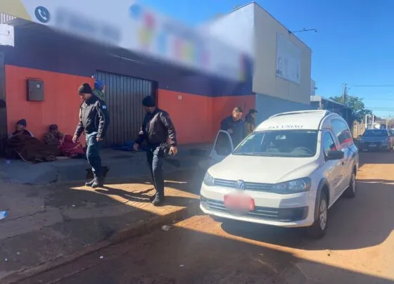 Carro funerário na rua Vaz de Caminha, no Noroeste, onde policial aposentado foi encontrado morto (Foto: Ana Karla Flores)