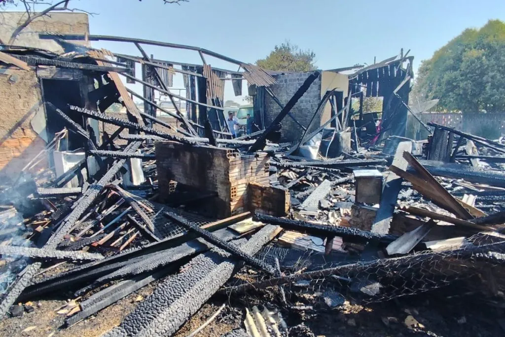 Casa de madeira ficou completamente destruída pelas chamas. (Foto: PJC-MT)