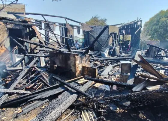 Casa de madeira ficou completamente destruída pelas chamas. (Foto: PJC-MT)