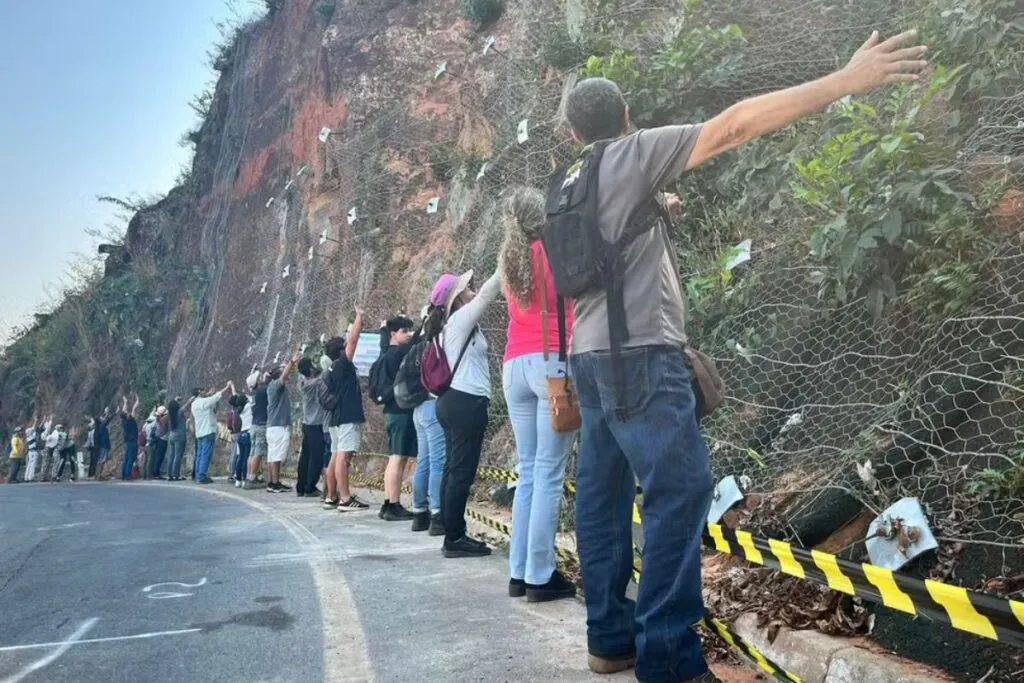 Moradores de Chapada dos Guimarães realizam ato simbólico contra obras no paredão. (Foto: Camila Freitag/TVCA)