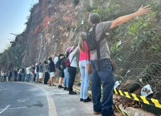 Moradores de Chapada dos Guimarães realizam ato simbólico contra obras no paredão. (Foto: Camila Freitag/TVCA)