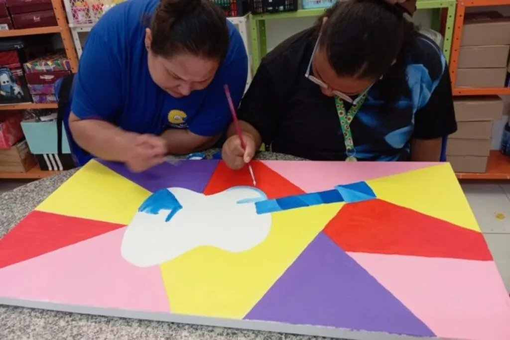 Alunos da Apae criando obras que serão expostas (Foto:Divulgação/GovMS)