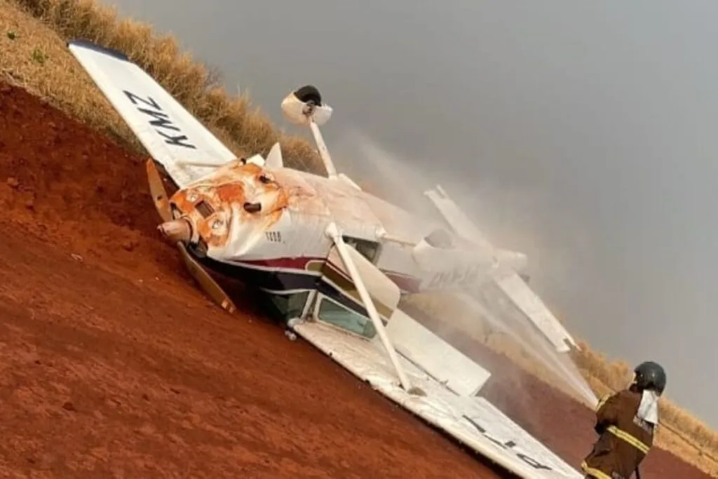 Avião com as rodas para cima após acidente durante o pouso, em Paraíso das Águas (Foto: Corpo de Bombeiros/Divulgação)