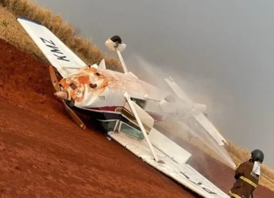 Avião com as rodas para cima após acidente durante o pouso, em Paraíso das Águas (Foto: Corpo de Bombeiros/Divulgação)