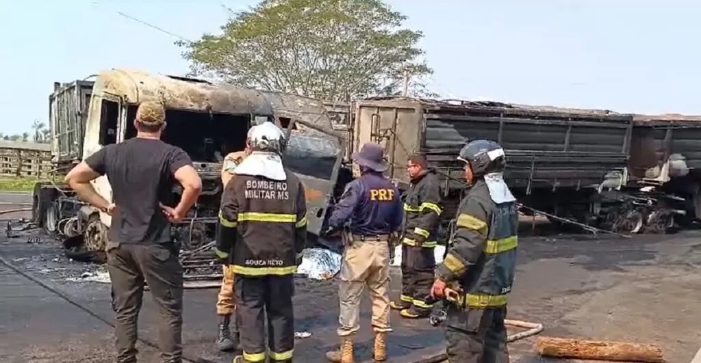 foto do acidente entre carretas na 060 em bela vista duas mortes