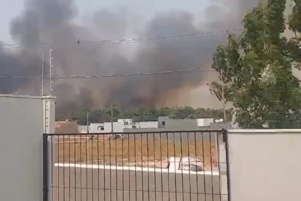 Produtores e moradores se uniram a bombeiros para combater incêndios em Sorriso. (Foto: Reprodução)