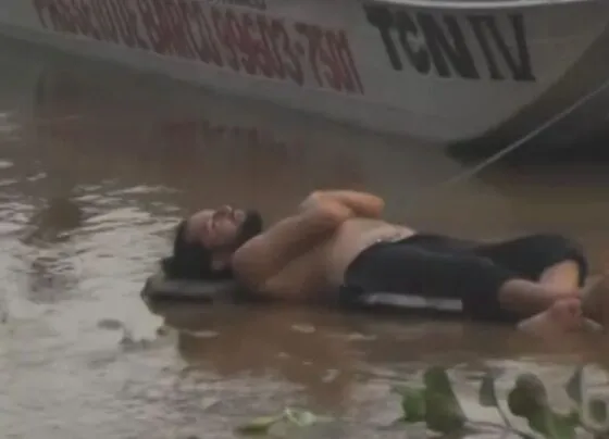 Em meio à seca, homem é flagrado dormindo no meio do Rio Paraguai, em Cáceres. (Foto: Deivid Bento)