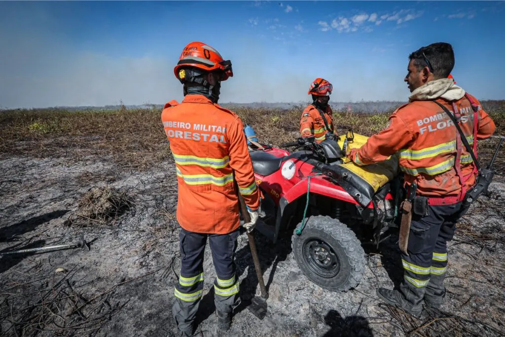 Bombeiros controlam 18 incêndios florestais em MT no fim de semana. (Foto: Michel Alvim/ Secom-MT)