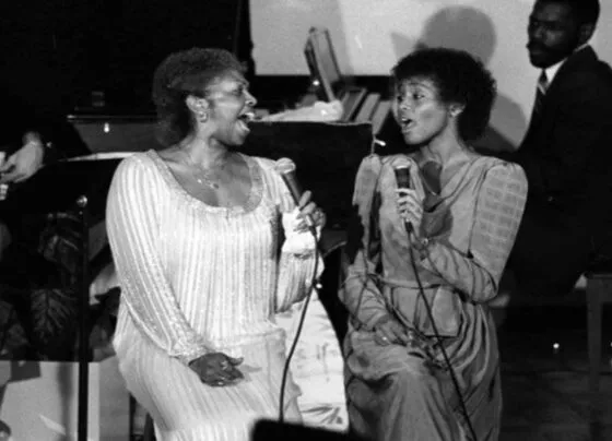 Cissy e Whitney em apresentação juntas