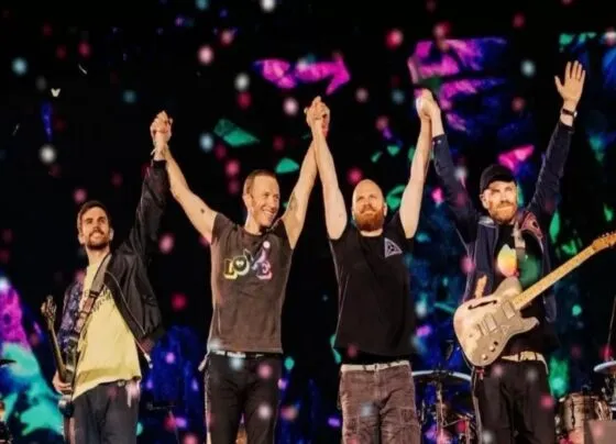 Coldplay após apresentação da banda.