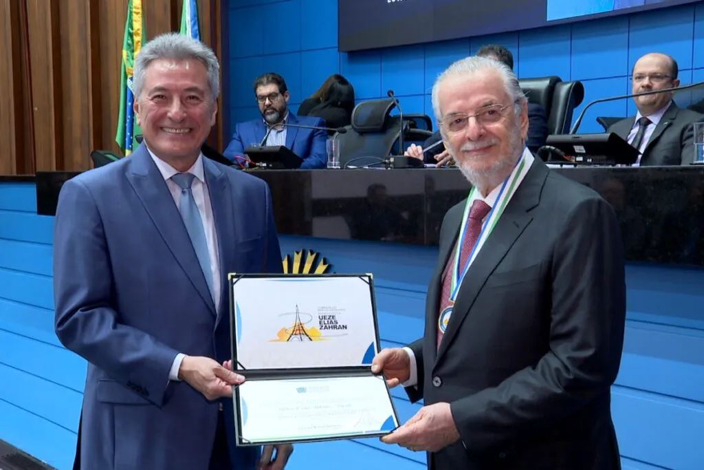 Caio Turqueto, presidente do Grupo Zahran, recebeu honraria do deputado Roberto Hashioka. Foto: Maxsandro Martins.