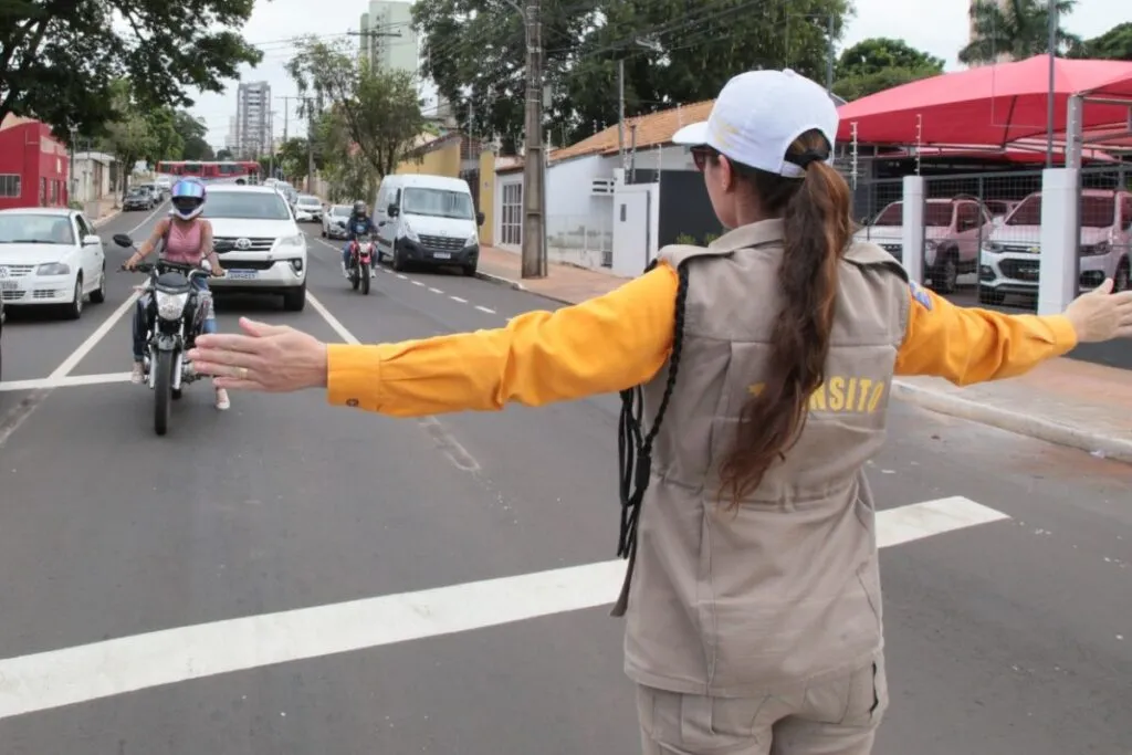 Agente de trânsito em rua de Campo Grande (Foto: Divulgação)