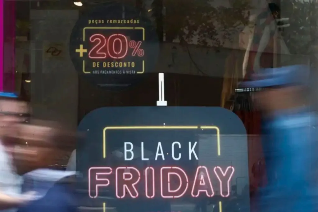 Vitrine de loja com promoções alusivas a Black Friday