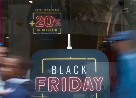 Vitrine de loja com promoções alusivas a Black Friday