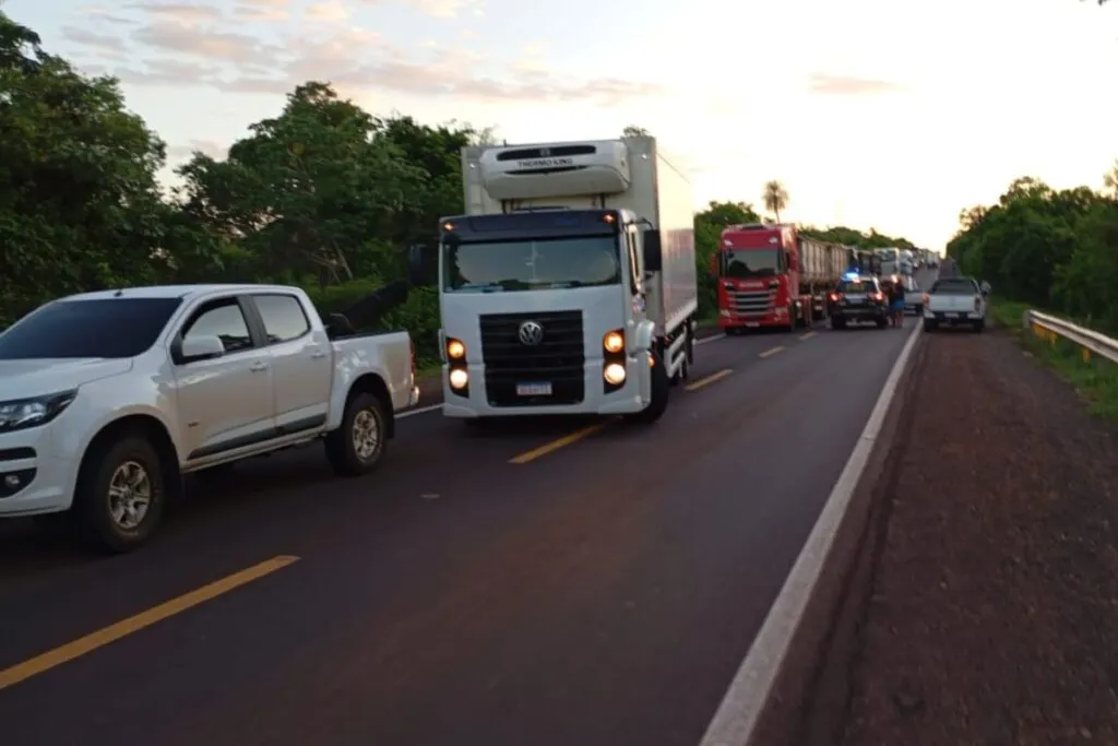 Veículos parados durante congestionamento na BR-262, próximo a Anastácio