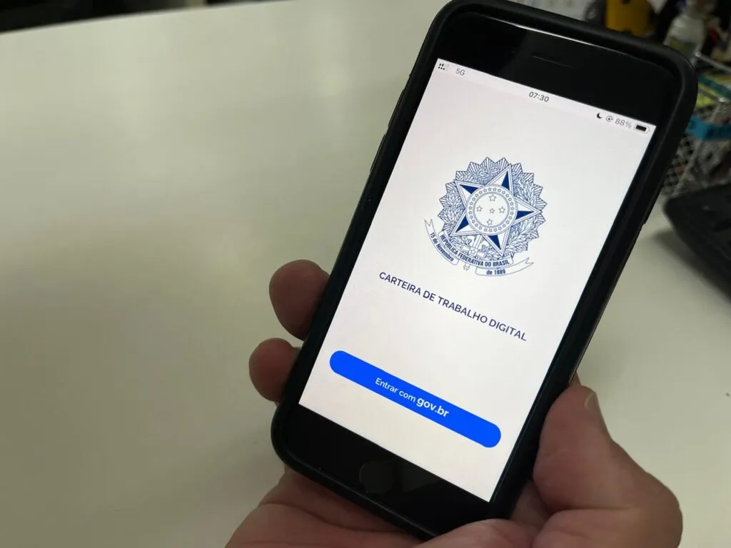 Versão digital da Carteira de Trabalho; empresas ofertam diversas vagas de trabalho (Foto: Liniker Ribeiro)