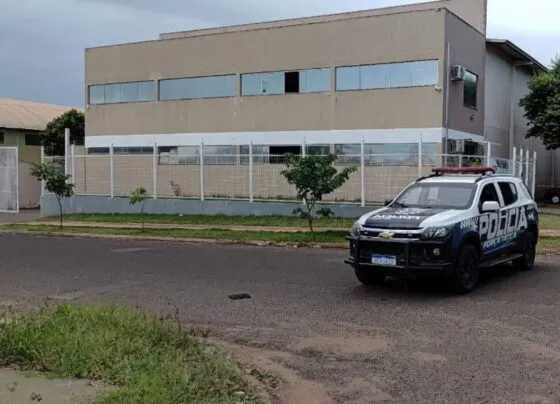 Viatura da PM em frente ao local da explosão.