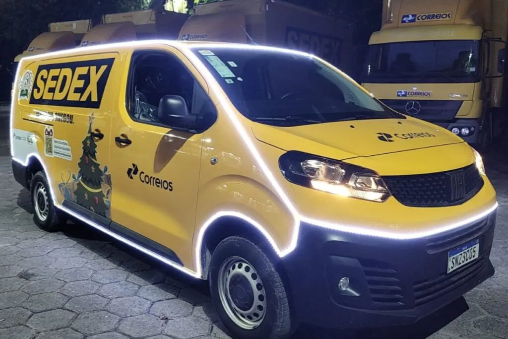 Van dos Correios decorada para Carreata de Luz