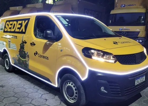 Van dos Correios decorada para Carreata de Luz