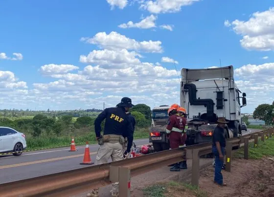 Movimentação na BR-163, onde motociclista morreu ao tentar ultrapassar pelo acostamento (Foto: Diulian Marques)