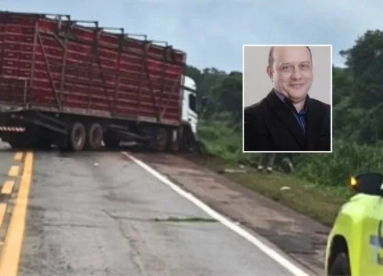 foto mostra o local do acidente na BR-163, sendo que a carreta está atravessada na pista e o carro na ribanceira; uma morte foi confirmada